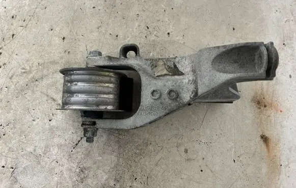 Volkswagen Transporter - Caravelle T5 Engine mounting bracket 7H0199343 A1S19603
