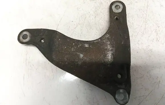 Engine mounting bracket