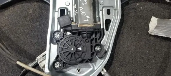 Mercedes-Benz C W203 Front door window regulator motor 119651105 77430030