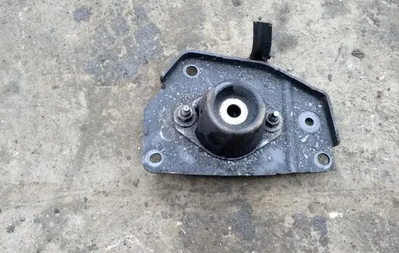 Peugeot 307 Engine mount bracket