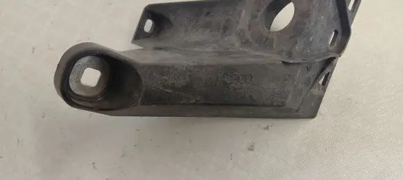 Audi Q7 4M Radiator mount bracket 4M0805202