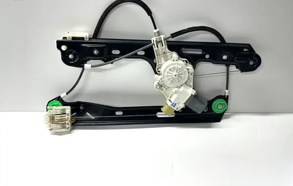 BMW 1 E81 E87 Front door electric window regulator 7067796S
