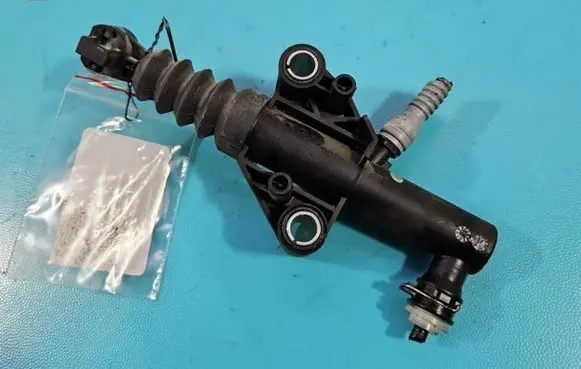 Renault Trafic III (X82) Clutch slave cylinder 306100530R IMPRK1370785