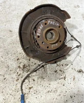 Rear wheel hub spindle/knuckle