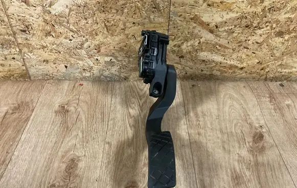 Accelerator throttle pedal