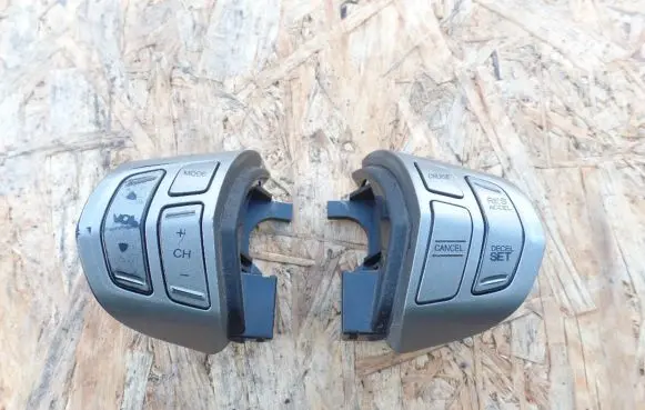 Honda FR-V Steering wheel buttons/switches 70416 70423