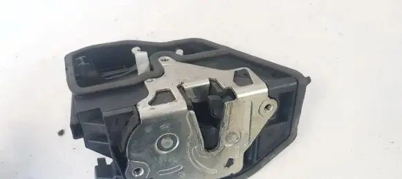 BMW X3 E83 Front door lock 7167068