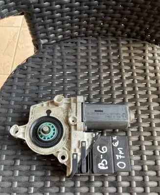 Volkswagen PASSAT B6 Front door window regulator motor 1K0959703P
