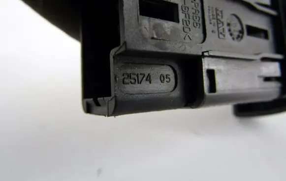Renault Scenic I Hazard light switch 2517405