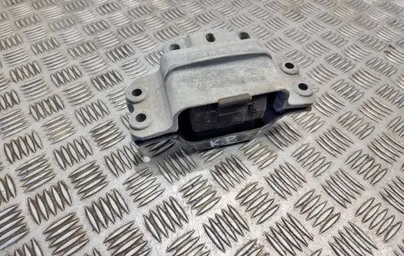 Volkswagen PASSAT B7 Engine mount bracket 1k0199555