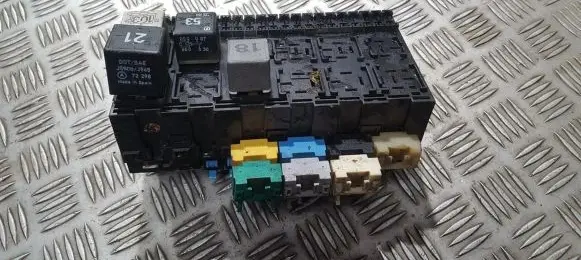 Volkswagen Golf III Fuse box set 357937039