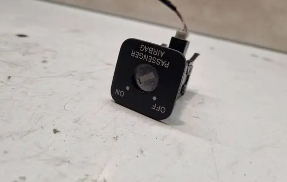 Toyota Yaris Passenger airbag on/off switch 15939a85