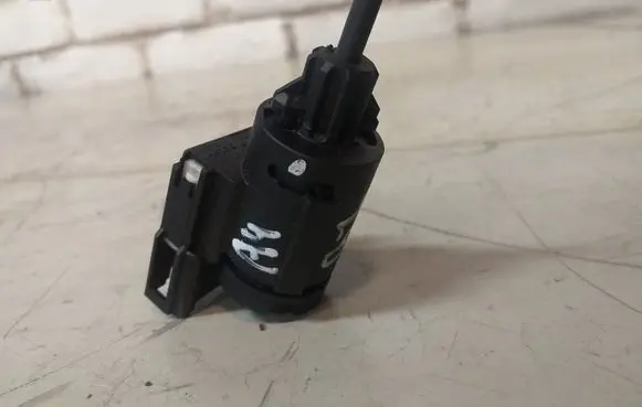 Audi A4 S4 B7 8E 8H Brake pedal sensor switch 3B0945511C