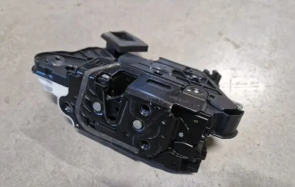 Skoda Yeti (5L) Front door lock 5E1837015A