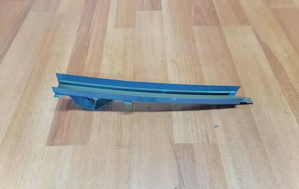 Renault Zoe Rear door windshield rail 822173240R