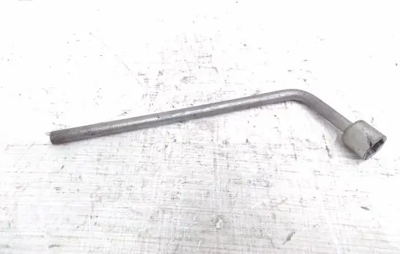 Lexus CT 200H Wheel nut wrench 