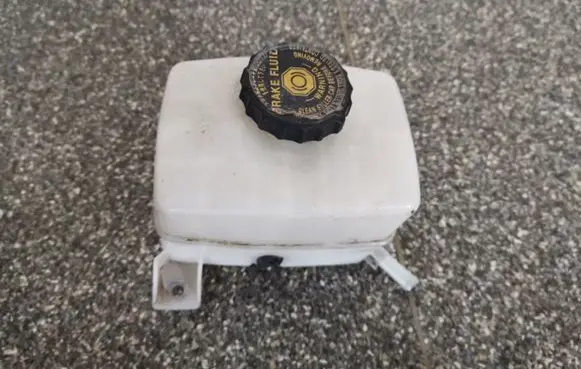 Lexus RX 330 - 350 - 400H Brake fluid reservoir 13231140500