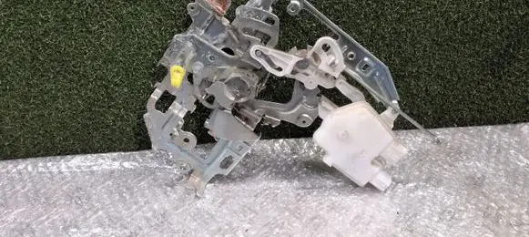 Renault Master III Rear door lock 906123257R