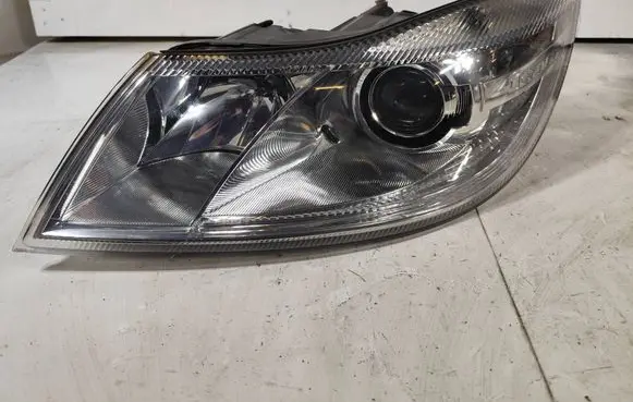 Skoda Octavia Mk2 (1Z) Headlight/headlamp 1Z2941015G 1ZL24705207
