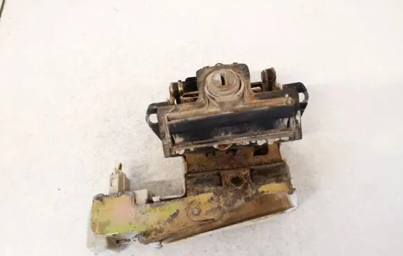 Skoda Octavia Mk1 (1U) Tailgate exterior lock 1u9827565