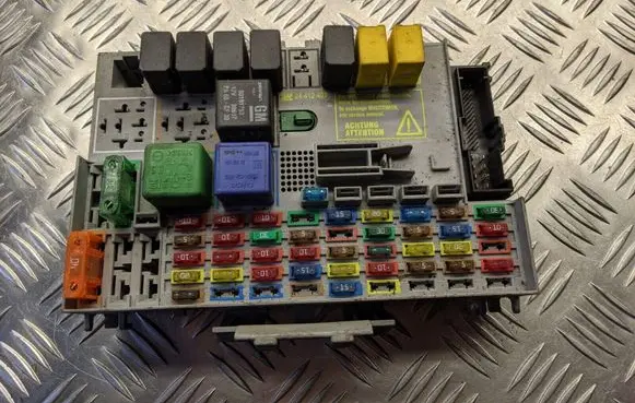 Opel Zafira A Fuse module 24412497