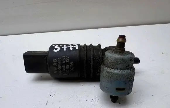 Volkswagen PASSAT B6 Windscreen/windshield washer pump 1K6955651 3122789 2716
