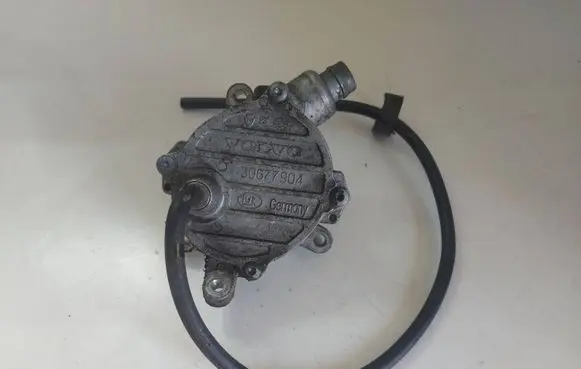 Volvo V70 Vacuum pump 30677904
