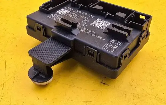 Audi e-tron Door control unit/module 4M0959793M 4M0959793J A2C7711360700