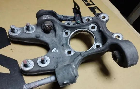 Rear wheel hub spindle/knuckle
