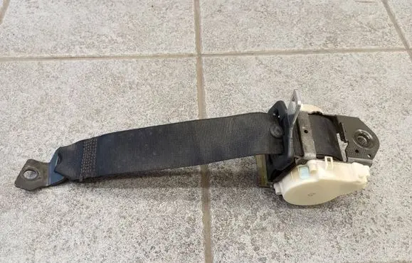 BMW 7 E65 E66 Middle seatbelt (rear) 7059773 33032312 040528