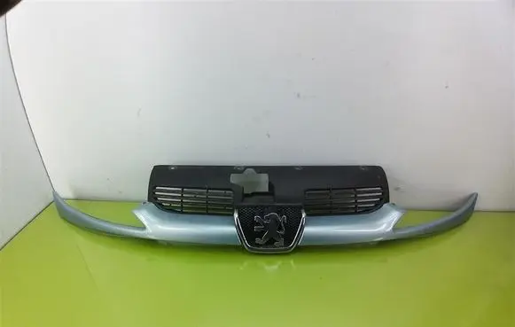 Peugeot 206+ Front bumper upper radiator grill