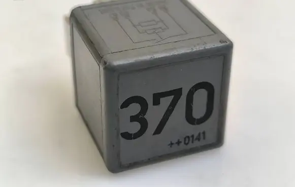 Audi A6 S6 C5 4B Other relay 8D0951253 PA66GF25