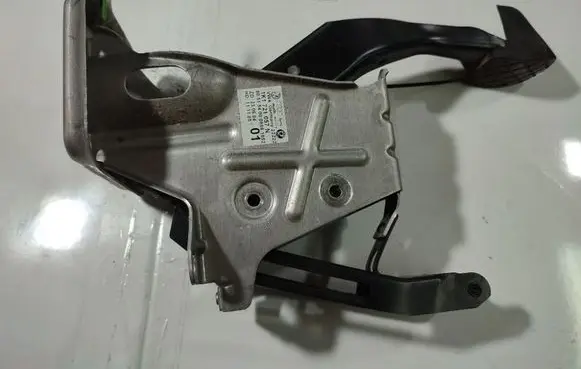 Volkswagen Golf V Brake pedal 1K1721057N