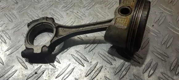 Toyota Yaris Piston with connecting rod