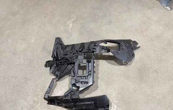 Front bumper mounting bracket