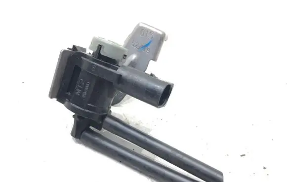 Volkswagen Golf VI Fuel pressure regulator 03L131529A