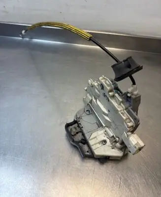 Audi A6 S6 C6 4F Rear door lock 4F0839016