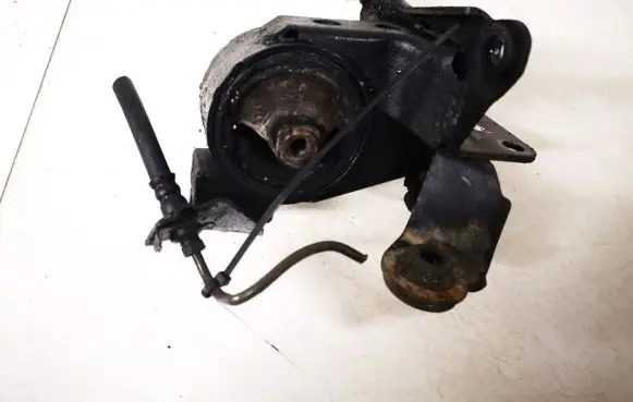 Nissan Primera Engine mount bracket