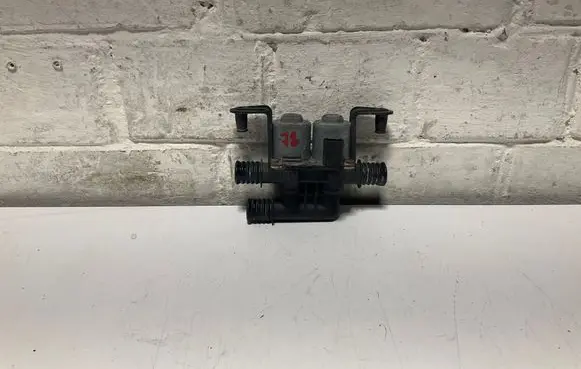 BMW 5 E60 E61 Coolant heater control valve 6906652 170504 1147412159
