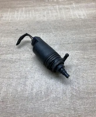 BMW 5 E39 Windscreen/windshield washer pump 8377612
