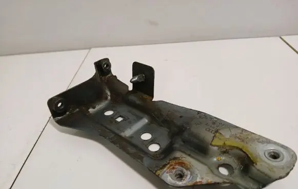 Audi A3 S3 8P Fender mounting bracket 8P0821136A