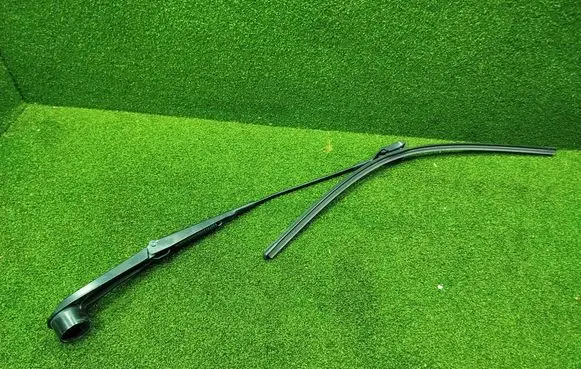 Front wiper blade arm