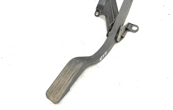 Ford Mondeo Mk III Accelerator throttle pedal 1S719P732CC