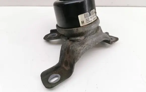 Engine mount bracket