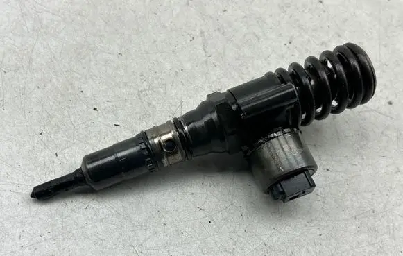 Volkswagen Golf Plus Fuel injector 03G130073B