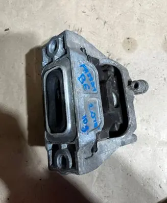 Volkswagen PASSAT B6 Engine mount bracket 1K0199262