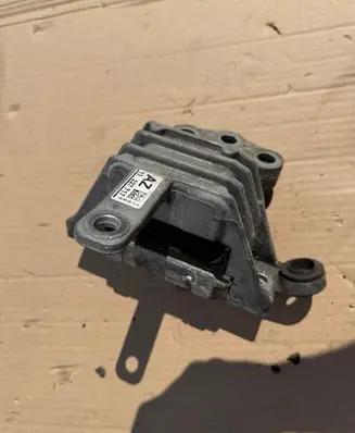 Opel Astra J Engine mount bracket 13227717
