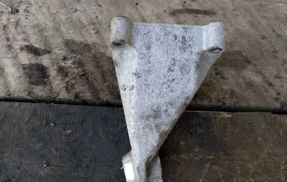 Mercedes-Benz C W203 Engine mounting bracket A2712230804