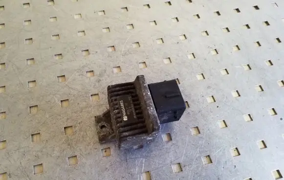 Nissan X-Trail T31 Glow plug pre-heat relay 9640469680A
