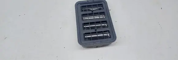Quarter panel pressure vent